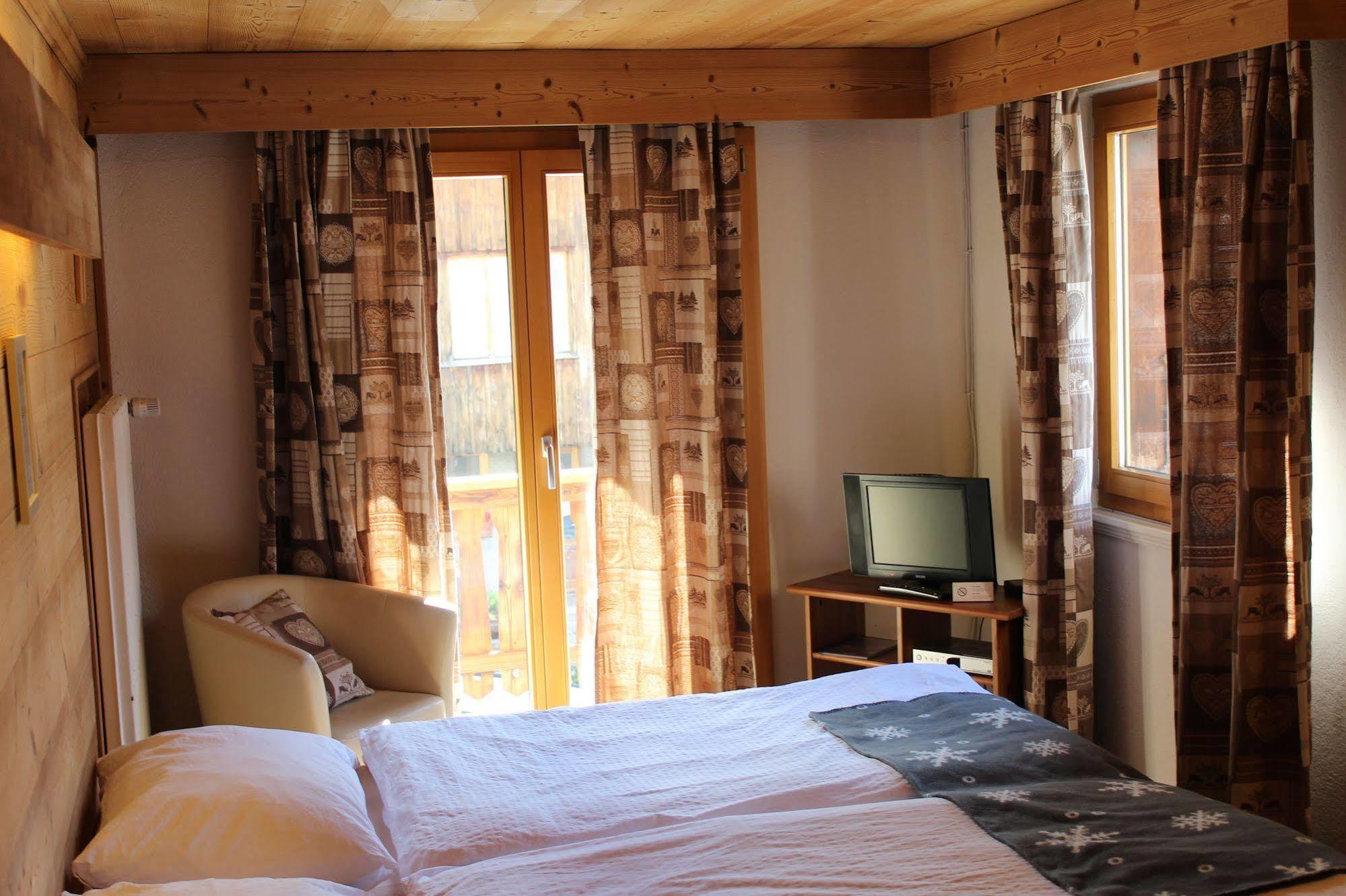 Hotel Restaurant Les Lilas 레디아블러레 외부 사진